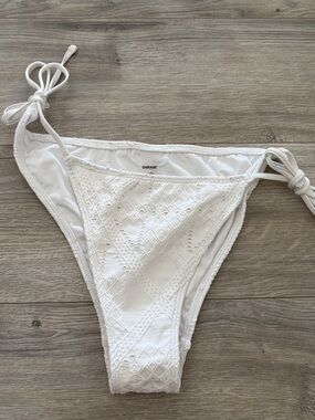 Garage Textured Cheeky Tie-Side Bikini Bottom in White sz Small